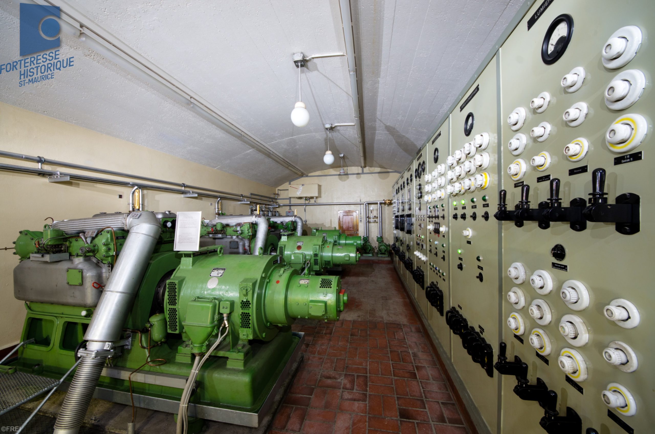 Salle des machines Fort du Scex : les génératrices